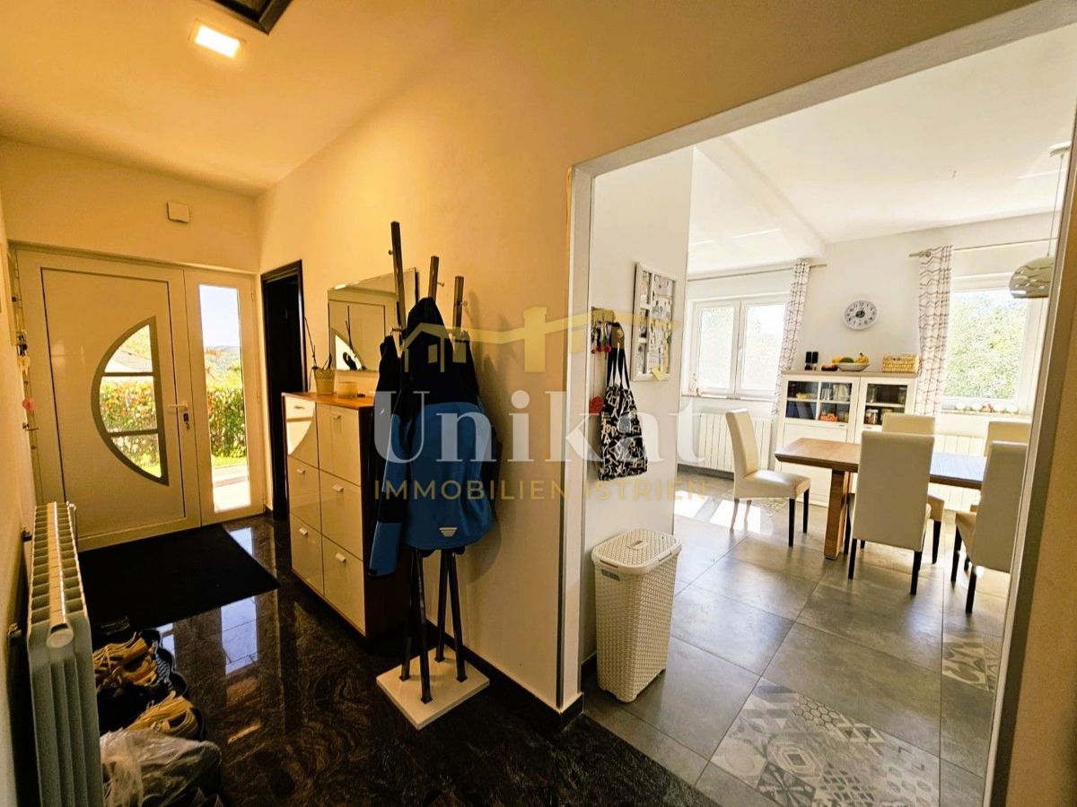 Samostojna pritlična hiša - bazen, garaža in velik vrt